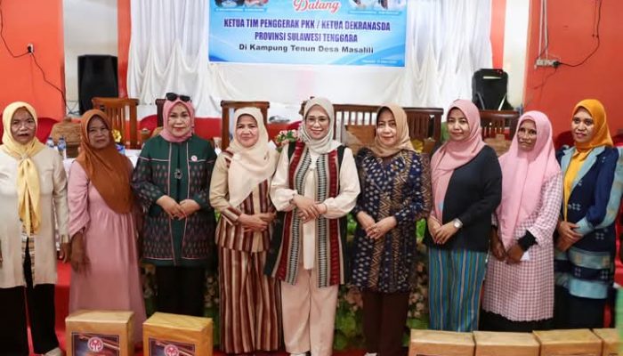 Ketua Dekranasda Sultra Serahkan Bantuan ke Perajin Tenun Desa Masalili dan Dorong Promosi Produk Lokal